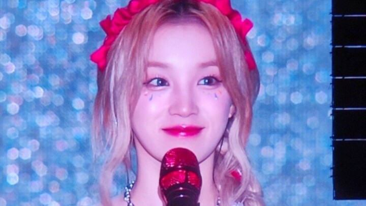 Super Elegant Braided Ponytail! [Song Yuqi] Day Two of Hong Kong Concert—Could It Be Solo Stage Fan 