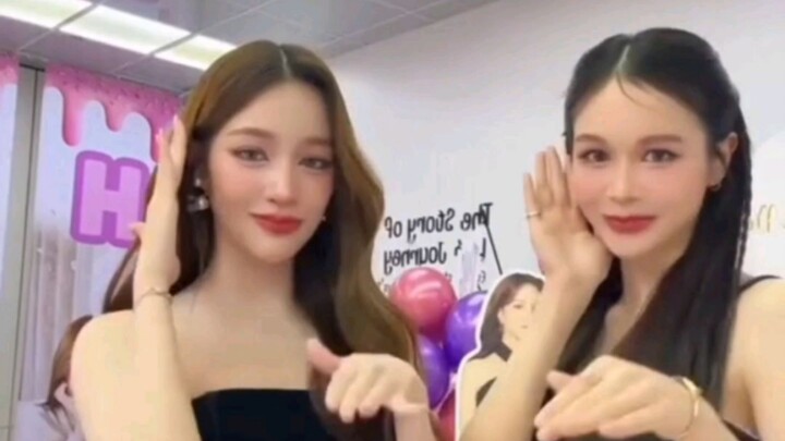 Cặp đôi sờ chạm thực tế nhất đã xuất hiện