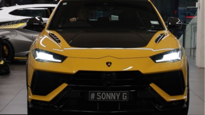 Xem xe theo kiểu nhập vai: Lamborghini Urus Performante phiên bản đường đua 2023, vô lăng bên phải, 