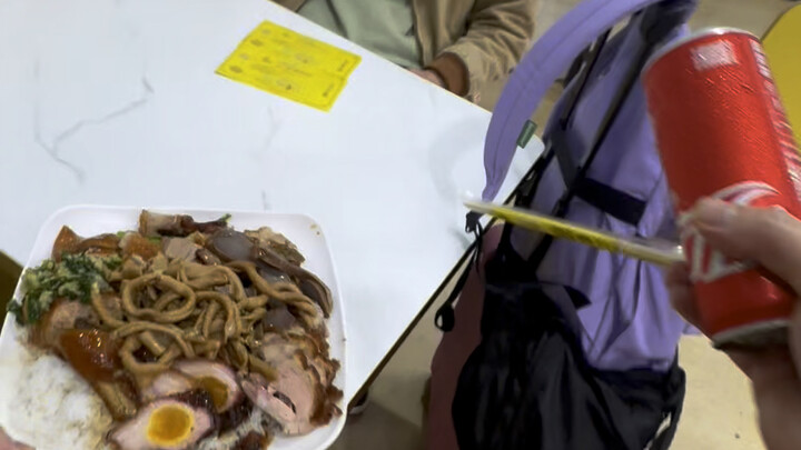 الأخ البريطاني حقًا مبذر جدًا، يصرف الجنيه الإسترليني وكأنه يوان صيني! #شواء_كانتوني #مأكولات_لذيذة 