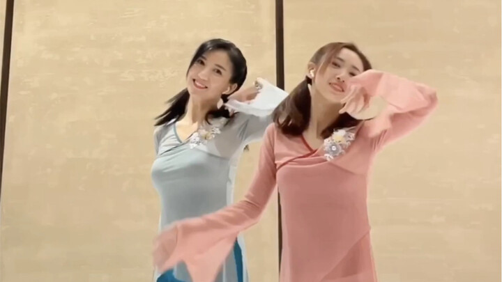 Today is an ancient style mother and daughter