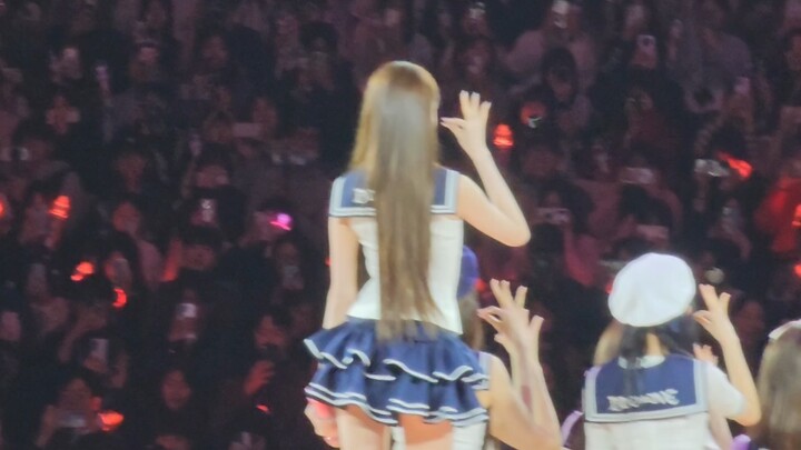 คุณเคยเห็นไลฟ์สดเพลง Love Dive ในมุมมองด้านก้นไหม?