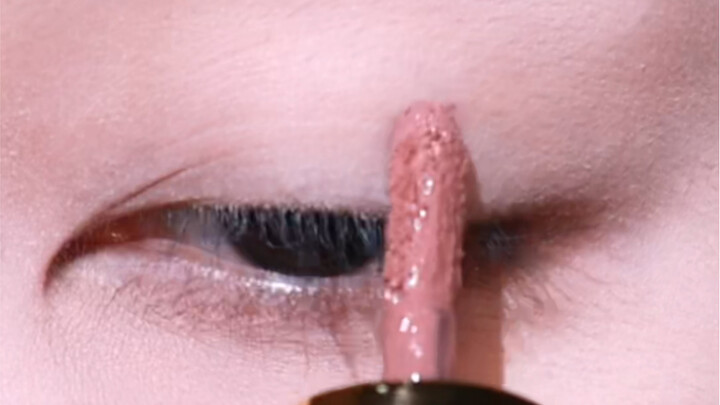 Daily five-minute makeup for going out