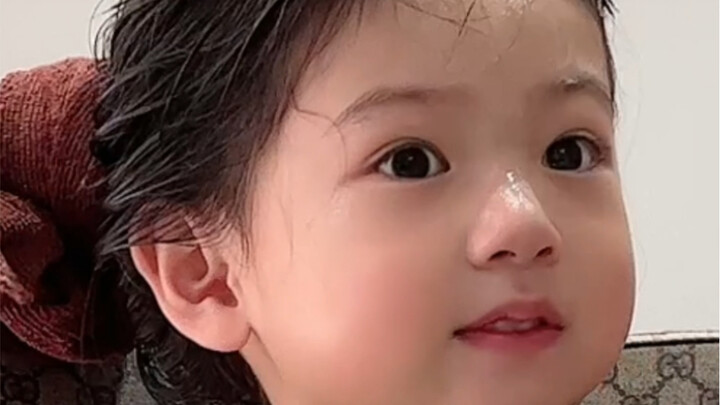 Here’s the original-voice video from the barber‑with‑kid series! Qinyi sure is a chatterbox—she keep