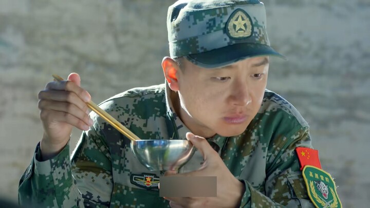 The warrior suddenly realized something was wrong while eating.