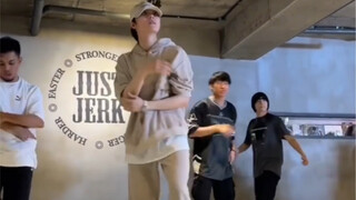 【苏新皓】不仅一个人去了justjerk 舞社，还在舞社中站了C位哦，某些人别酸，TF家族