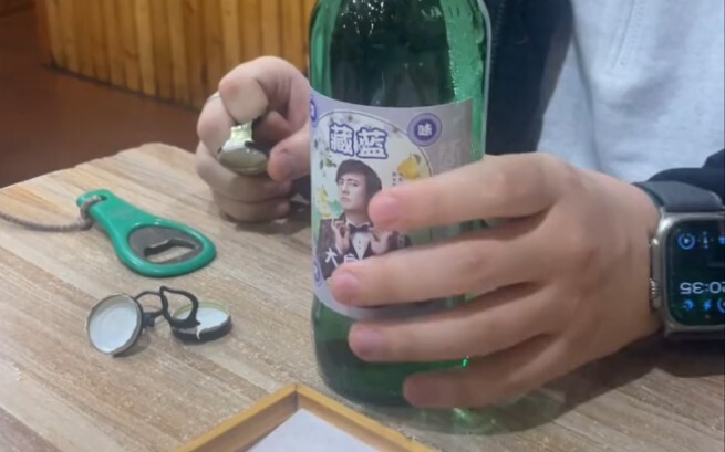 How does this thing come with a built-in straw?