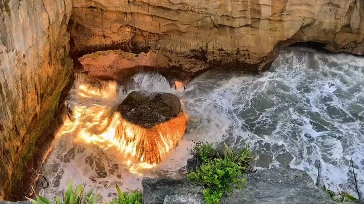 Ripples shimmer like flying gold, still shadows sink like a jade disc.