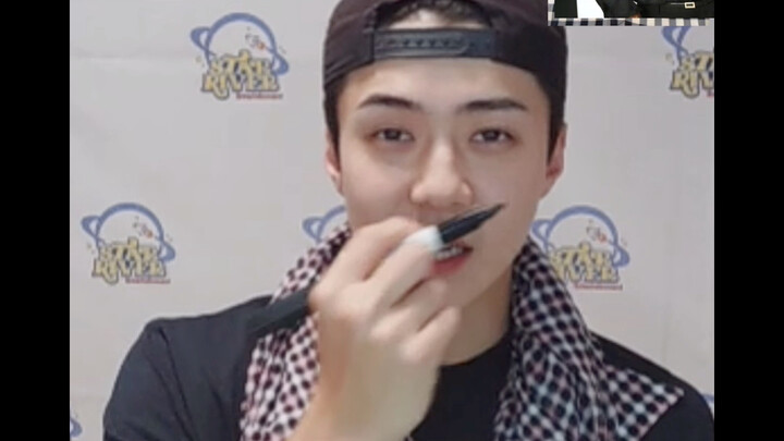 أوه سيهون: لا تتكلم أولاً، اسمعني! جراد البحر لذيذ حقًا!