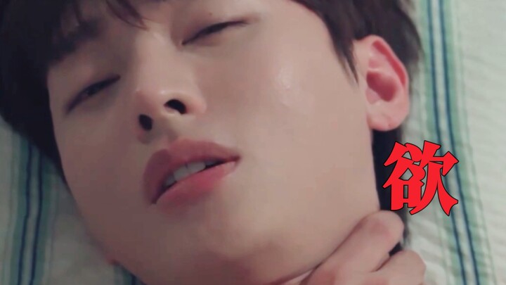 หวานสุดๆ จุ๊บใหญ่จุ๊บเล็กตามใจชอบ: ริโฮะจับมือจองฮันแล้วดึงไปบีบคอตัวเอง ขณะที่จองฮันมองริโฮะด้วยสาย