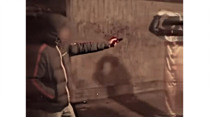 Anh chàng: Không phải là bạn đang quậy à?