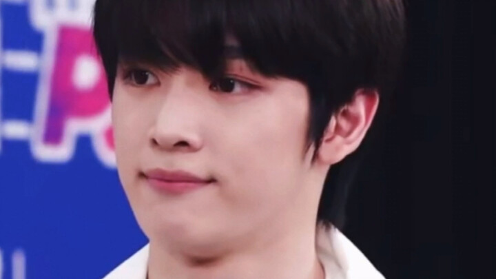 【NCT Jung Sungchan】Cậu ấy đứng đó như bị đông cứng, chẳng phản bác lời nào; dù đang mỉm cười mà tôi 