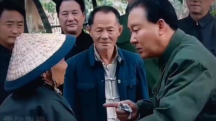 اكتشف الدونغ قونغ أن هناك مشكلة عندما رأى أن أسرة فلاحية تمتلك فناءً كبيرًا جدًا ولا تربي سوى ثلاث ب