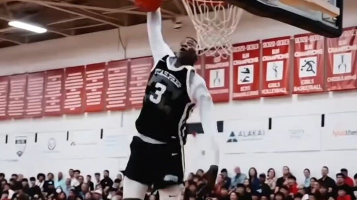 Thực chiến nhảy lên qua mông đổi tay úp rổ? Tài năng này thì KR làm sao bì nổi.