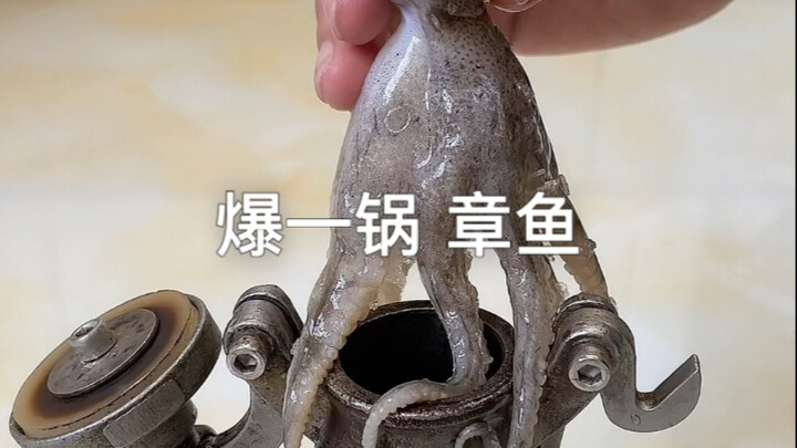 The octopus turned out pretty good, haha! Next time I’ll try frying a whole pot of tough pork skin—w