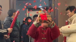 Chú nhỏ dọn về nhà mới rồi, cả nhóm tụ tập đến tận nửa đêm để cùng nhau vui vẻ!