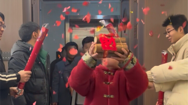 Chú nhỏ dọn về nhà mới rồi, cả nhóm tụ tập đến tận nửa đêm để cùng nhau vui vẻ!