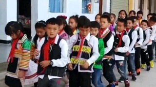 Kids from Yunnan are here again, performing their neat and synchronized dance moves!