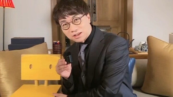 新海诚导演的椅子可不一般哦，它跟随着导演环游过世界！