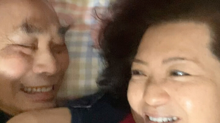 Một gia đình yêu thương nhau, hãy kịp thời bày tỏ tình yêu.