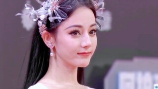 يا إلهي! تجمّد البث المباشر فور ظهور هذه السيدة على السجادة الحمراء، وأضاءت الأضواء المظلمة فجأةً!