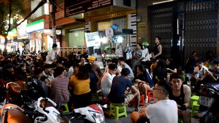 Quán trà sữa cực hút khách của cặp vợ chồng trai đẹp 7 năm yêu nhau
