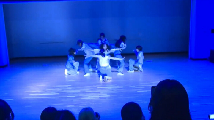 Cover dance siswa SMA｜Domino - Straykids melakukan live shot terhadap seluruh member di atas panggun
