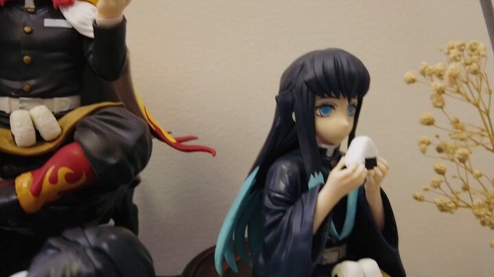 Làm thế nào để sắp xếp trọn bộ Thánh Gươm Diệt Quỷ khi ngồi cho đẹp?