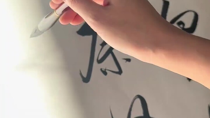 I intended to offer my heart to the bright moon, but alas, the bright moon shines only on the ditch!