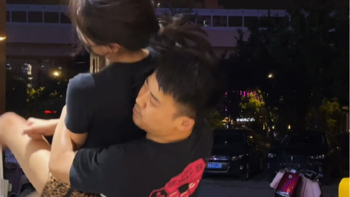 เด็กผู้ชายต้องล็อกประตูหน้าต่างให้แน่นในตอนกลางคืน