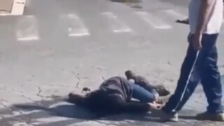 Bertarung tunggal, satu pukulan KO langsung mengambil kepala lawan