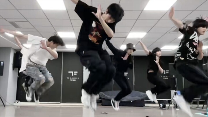 ด้านหน้ามีความเข้มข้นสูง ห้ามกะพริบตา