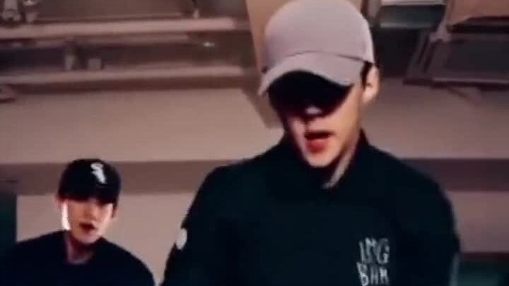 Tak memakai sandal saat menari sudah jadi penghormatan terakhir Sehun pada sepatu kets!