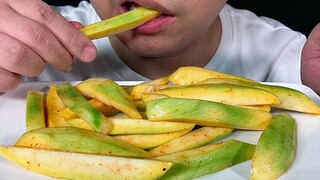 Dengarkan suara makan mangga asam!