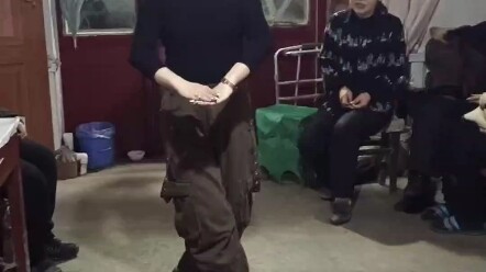 家庭联欢会秀一下舞蹈