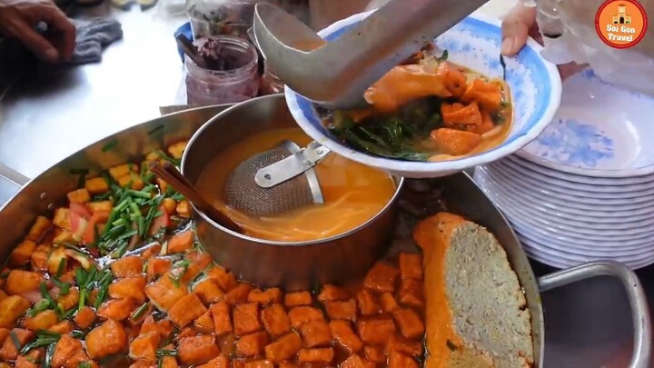 Khách Xếp Hàng Đông Nghẹt Ăn Canh Bún, Bún Riêu Cua Trên Vỉa Hè Sài Gòn