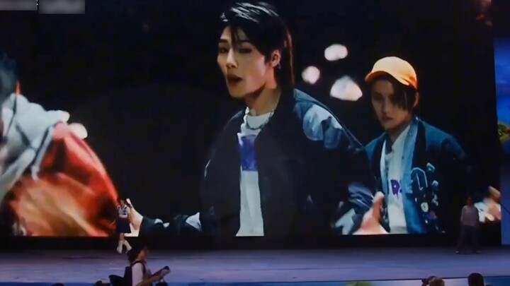 ด้วยการเต้นโชว์ตลกนี้ ฉันได้สวมกระโปรงและเต้นรำแบบกลุ่มชาย (｀･ω･´)ﾉ