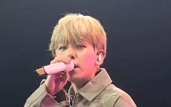 The Reaction When a Male Fan Gets a Heart Sign from Byun Baekhyun