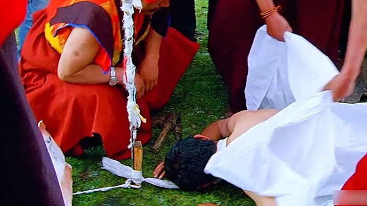 مأخوذ من أحداث حقيقية، شاهد عن قرب أرض الدفن السماوي المليئة بقطع عظام البشر، ومئات السكاكين المستخد