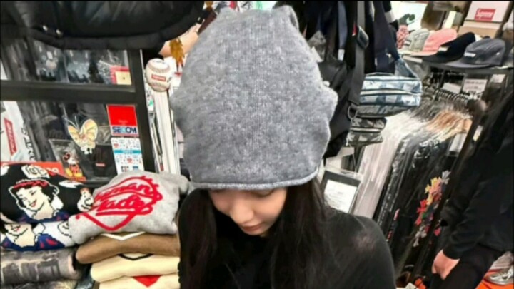 Ahh, Chinese-made stuff is hilarious! Ningning and Ji Jie went shopping and even dropped some inside