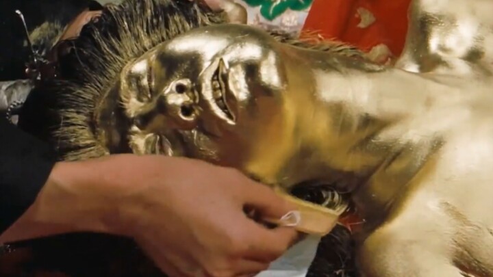 Người phụ nữ bị bôi đầy bột vàng và chết ngạt vì ở cùng với chó