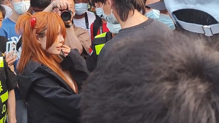 في موقع معرض فايرفلاي للمانغا، تم الإبلاغ عن مشارك في دور كوزب خارج الموقع لارتدائه ملابس تُعتبر مثي