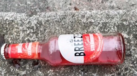 Khoảnh khắc giải tỏa áp lực khi lăn chai trên cầu thang