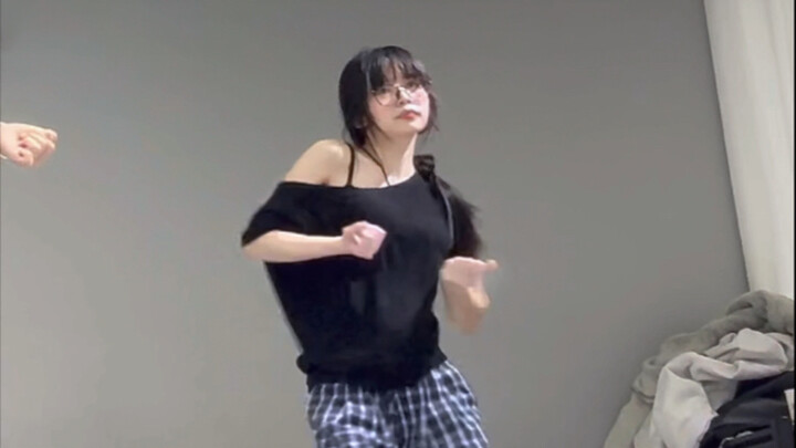 跳不感兴趣的舞时就像无情的练舞机器人——