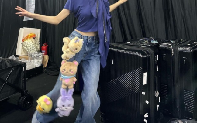 [ROSÉ] Dressing up like this was obviously because she lost a bet, hahaha!