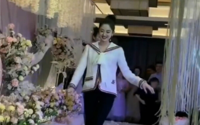 #น่าจ๋าเต้นรำ# ต้องย้อนกลับไปดูการเต้นรำของน่าจ๋าในงานแต่งเพื่อนสนิทอีกครั้งแล้ว ดูสาวงามเต้นรำแล้วช