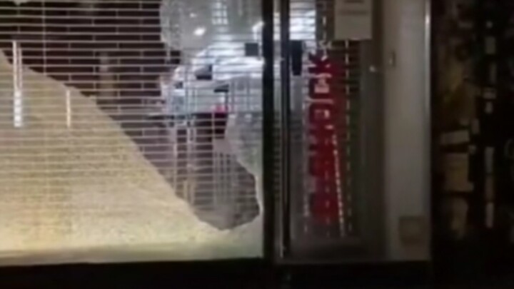 Mengejutkan: Di jalan-jalan Amerika tengah malam, warga setempat justru membantu pemilik toko memper