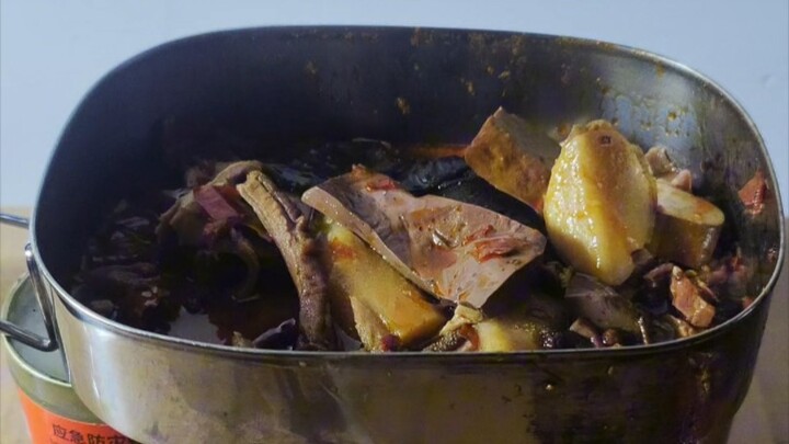 Post-apocalyptic Cuisine: Old Hot Pot Canned Food