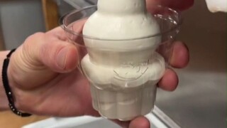 制作巧克力冰激凌时，机器有它自己的想法....瞬间就不那么想吃了！