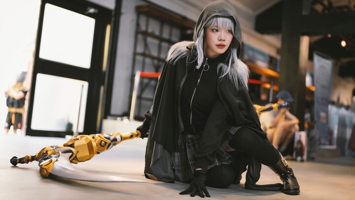 [Comic Con vlog] My first experience at a comic con with a scythe cosplaying as Grey! It was hot, ho